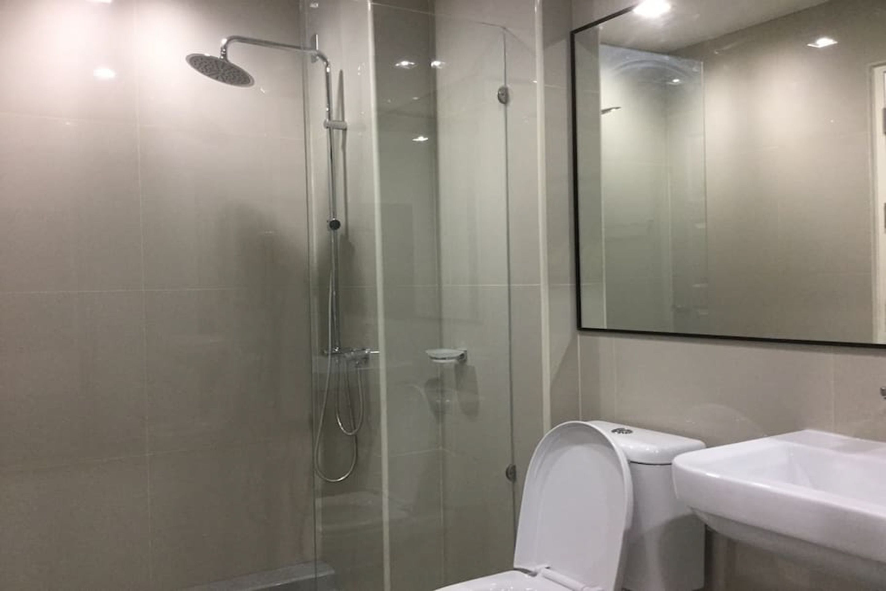 Shower, rainfall showerhead, free toiletries, towels