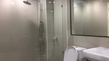 Shower, rainfall showerhead, free toiletries, towels