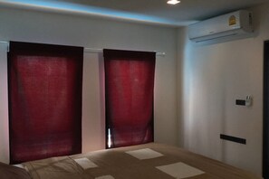1 Bedroom Pool Access | Skrivebord, blendingsgardiner, wi-fi (inkludert) og sengetøy