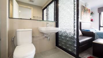 1 Bedroom City View | Bathroom | Shower, rainfall showerhead, free toiletries, towels