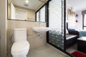 1 Bedroom City View  | حمام | تجهيزات دش، دُش غزير، مستلزمات مجانية للعناية الشخصية، مناشف