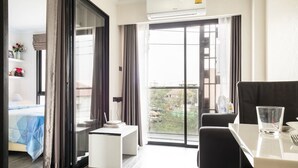 1 Bedroom City View | リビングルーム