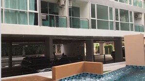 A modern building with a swimming pool area. - Chateau In Town By Renvio (Bangkok)