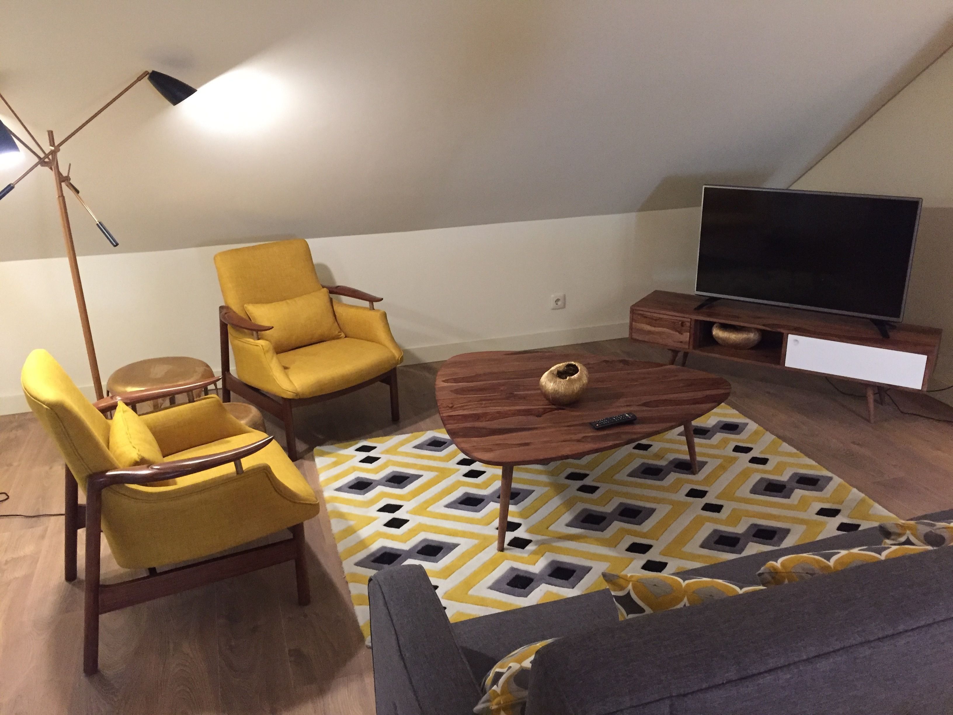 apartment, 2 bedrooms, river view | living area | 109-cm flat-screen tv with cable channels, tv