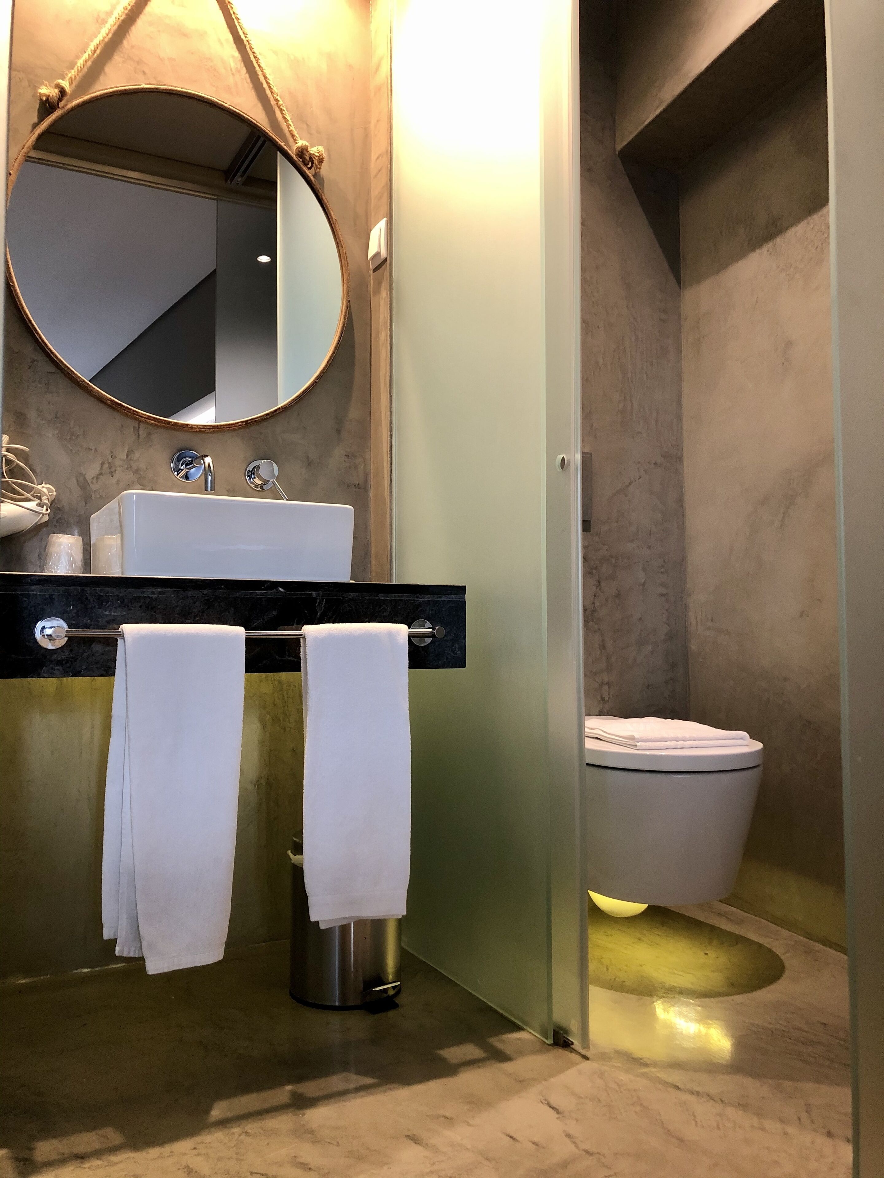 standard studio | bathroom | shower, free toiletries, hair dryer, towels
