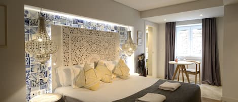 Standard-studio | Ylelliset vuodevaatteet, tallelokero huoneessa