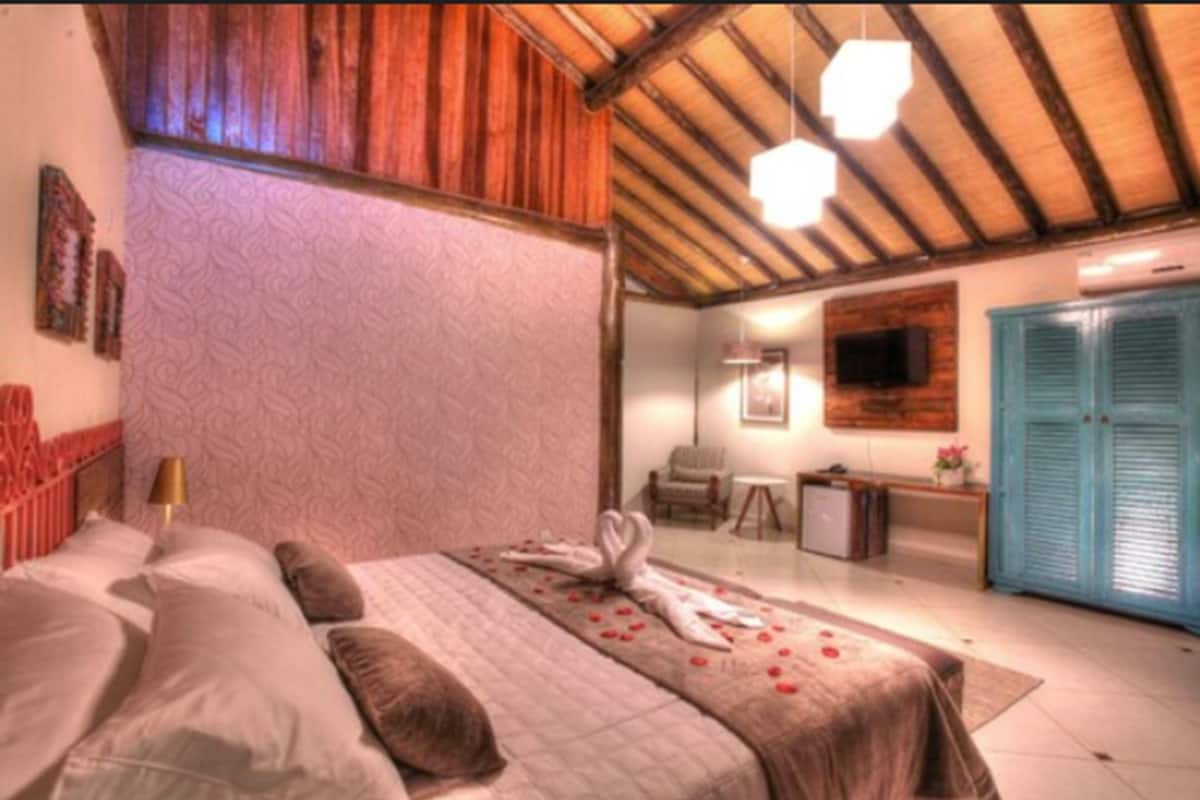 Ein Schlafzimmer mit Bett, Schreibtisch, Stuhl und Kleiderschrank.