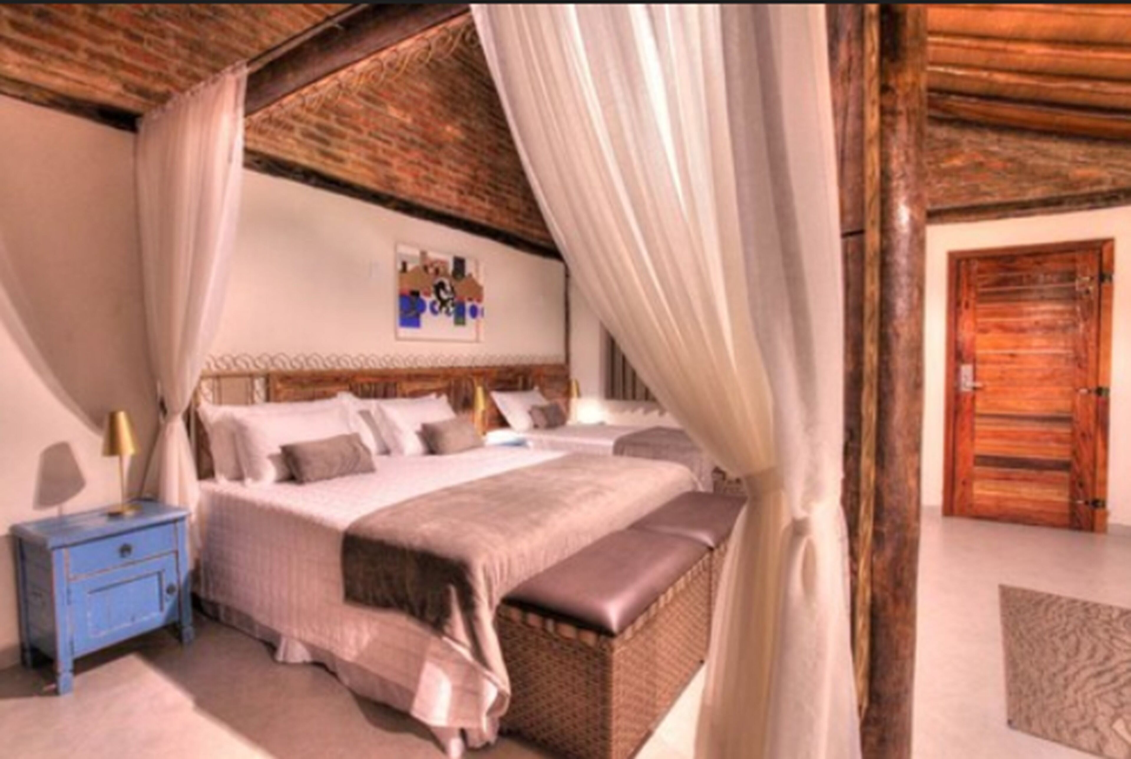 Suite Superior | Ylelliset vuodevaatteet, minibaari, pimennysverhot, ilmainen Wi-Fi