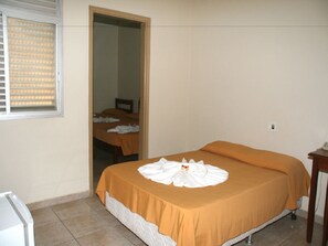Escritorio, wifi gratis y ropa de cama 