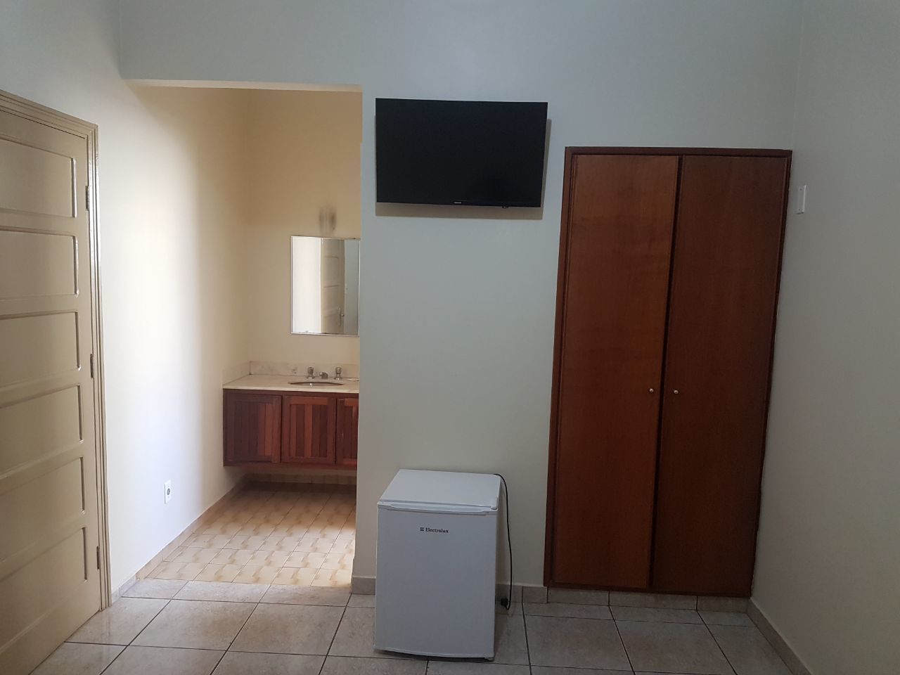 办公桌、免费 WiFi、床单