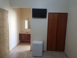 Escritorio, wifi gratis y ropa de cama