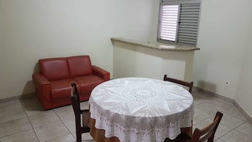Suite Deluxe, 1 cama matrimonial | Sala de estar | Smart TV de 32 pulgadas con canales digitales