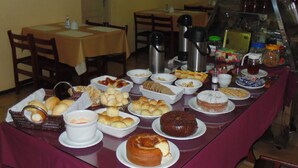 A buffet table with various baked goods and beverages. - Scala Hotel Barretos (Barretos)