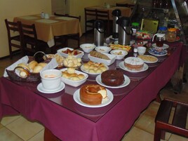 Café da manhã com buffet grátis todos os dias