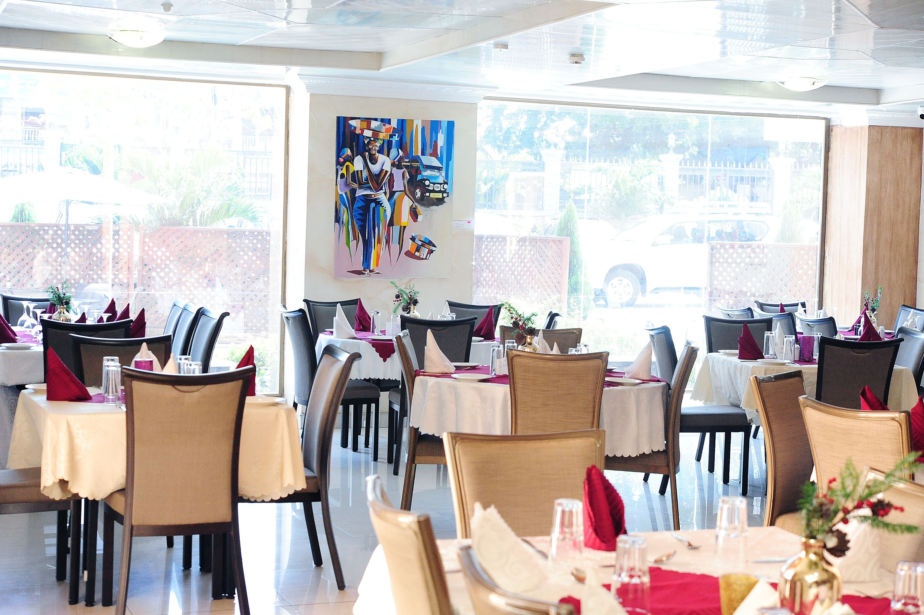 Café da manhã, almoço e jantar; local e internacional 