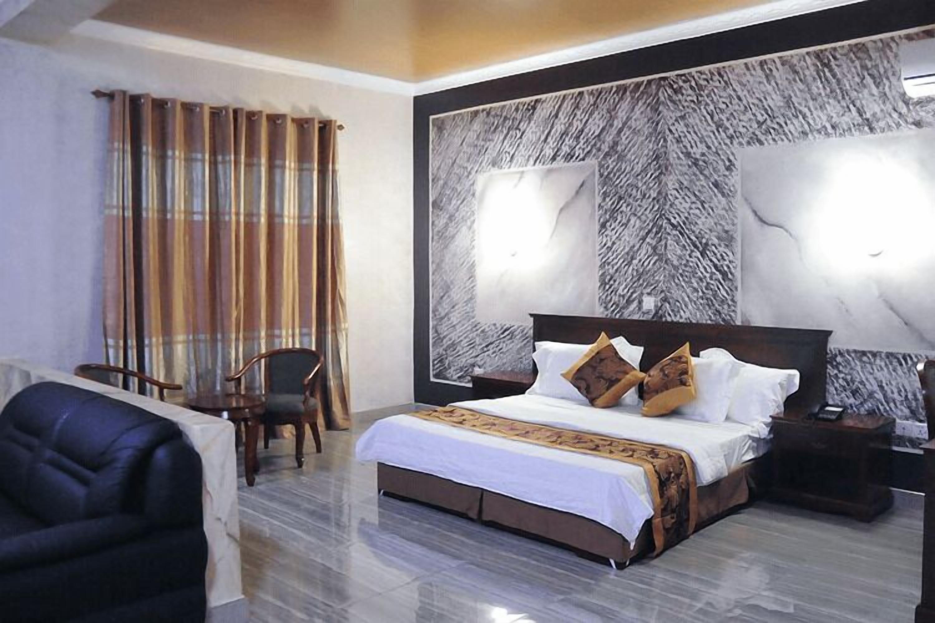 Quarto luxo | Cofres nos quartos, escrivaninha, cortinas blackout, Wi-Fi de cortesia