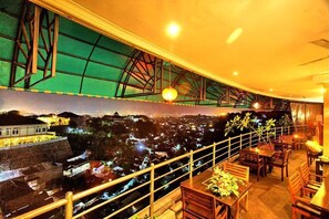 Outdoor dining - Hotel Candiview Semarang (Semarang)
