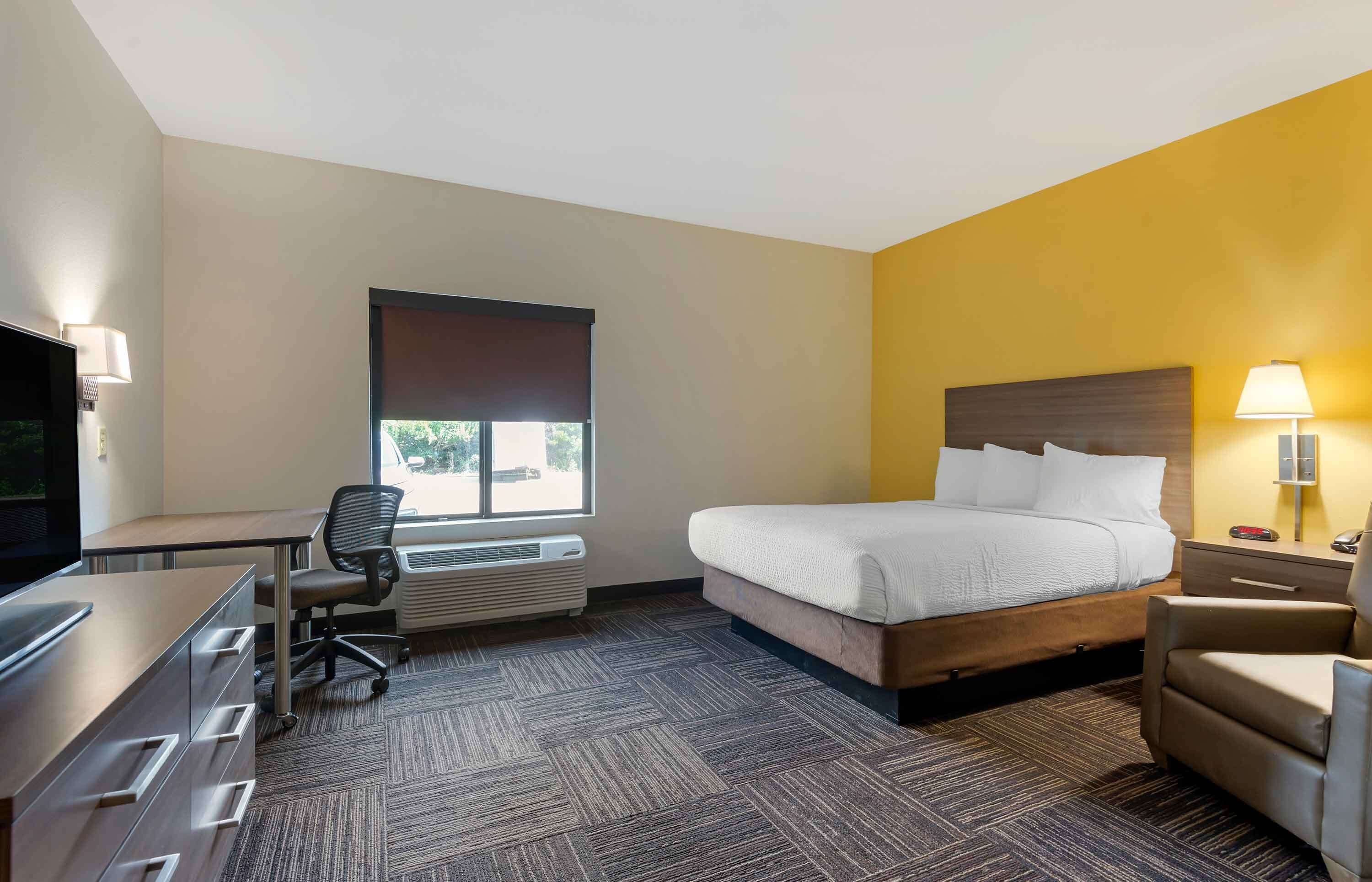 Desk, laptop workspace, iron/ironing board, free WiFi