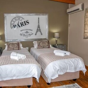 Free WiFi, bed sheets - Sevens Guest House (Moqhaka)