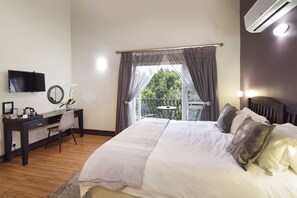 Superior King Room Balcony | In-room safe, individually decorated, desk, laptop workspace - Sandown Guesthouse (Sandton)