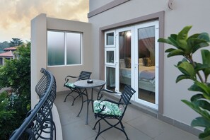African Element - King Room with Balcony | In-room safe, individually decorated, desk, laptop workspace