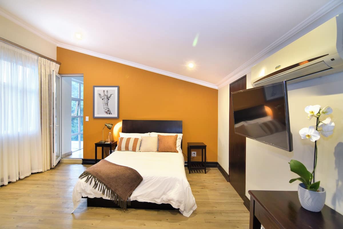 Giraffe - Queen Room Second Floor