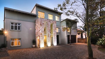 Coral - King Room Private Entrance | In-room safe, individually decorated, desk, laptop workspace