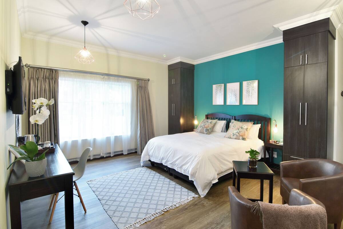 Habitación superior con 1 cama doble o 2 individuales, 1 habitación | Caja fuerte, escritorio, espacio para trabajar con un portátil