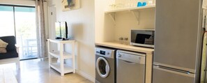Full-sized fridge, microwave, oven, stovetop