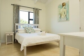 3 bedrooms, premium bedding, individually decorated, iron/ironing board - Osler Place Stilbaai (Still Bay)