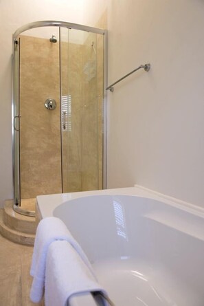 Separate tub and shower, free toiletries, towels, soap - Osler Place Stilbaai (Still Bay)