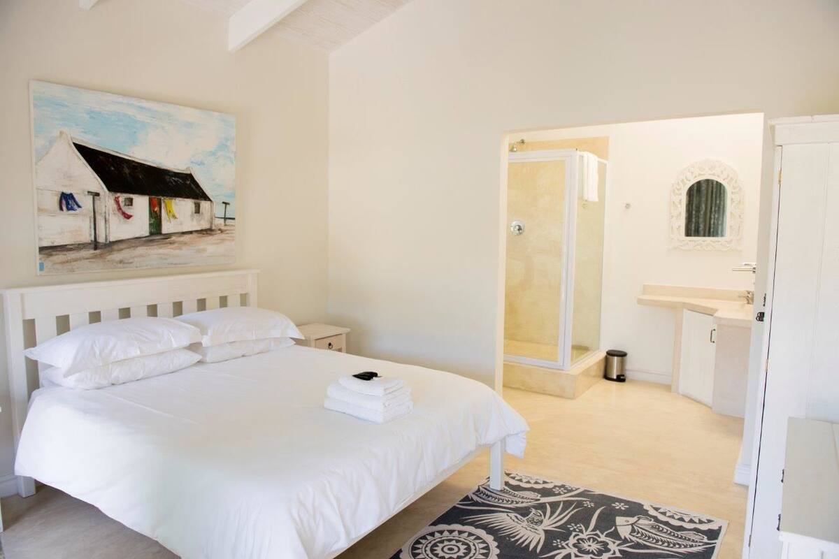 3 bedrooms, premium bedding, iron/ironing board, WiFi (free)