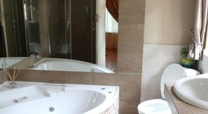 Executive / Honeymoon Suite | Bathroom