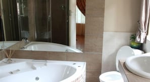 Executive / Honeymoon Suite | Bathroom | Towels