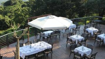 Sarapan, makan tengah hari dan makan malam dihidangkan