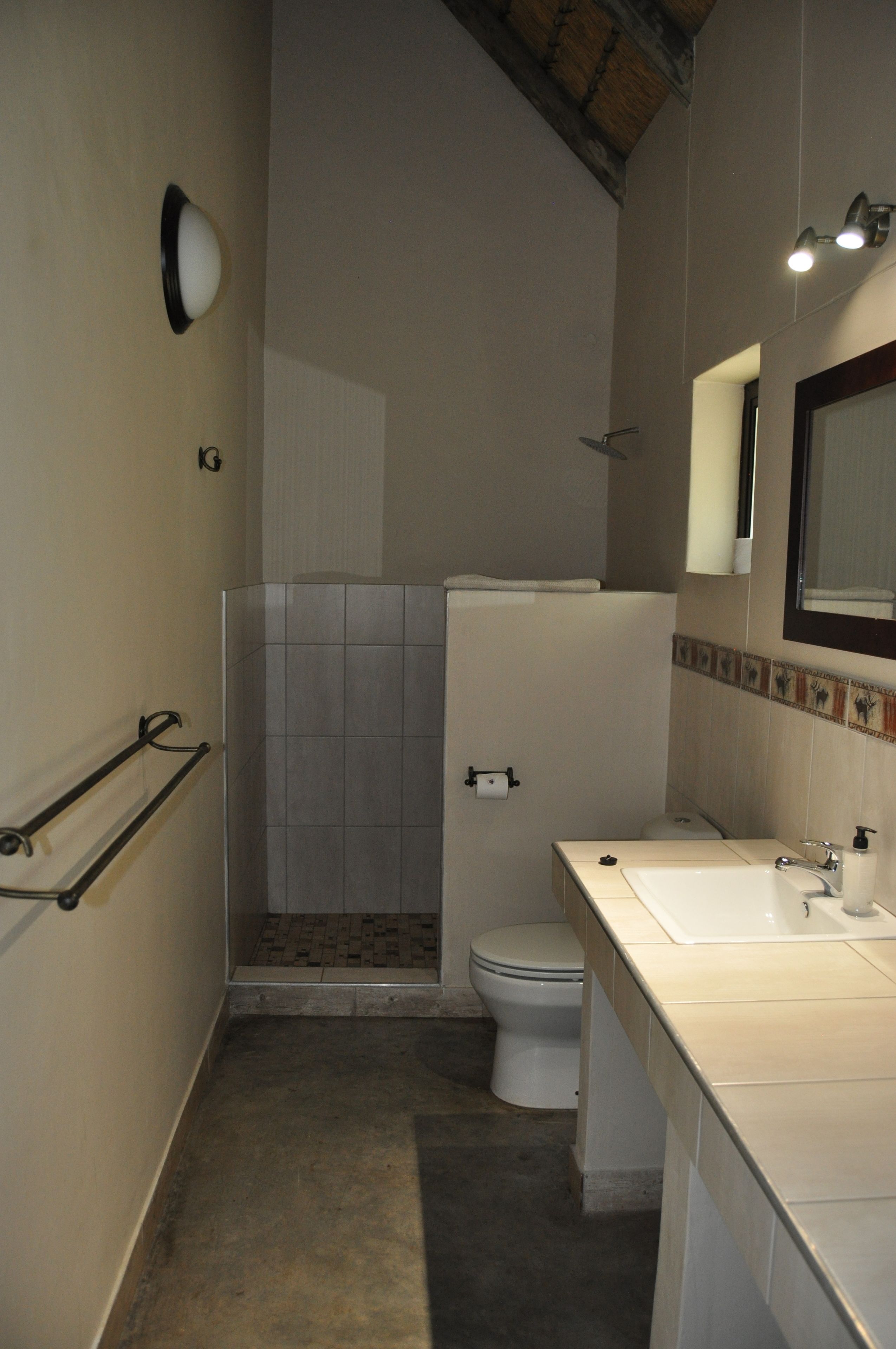 Un baño con ducha, inodoro y lavabo.