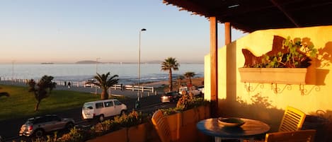 Suite monolocale Premier, 1 letto queen, vista mare | 1 camera, minibar, una cassaforte in camera, con stile personalizzato