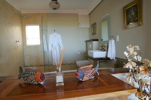 Deluxe Sea Facing Suite with Air Con | Bathroom | Free toiletries, hair dryer, towels, soap - Dolphin Inn Guest House (Cape Town)