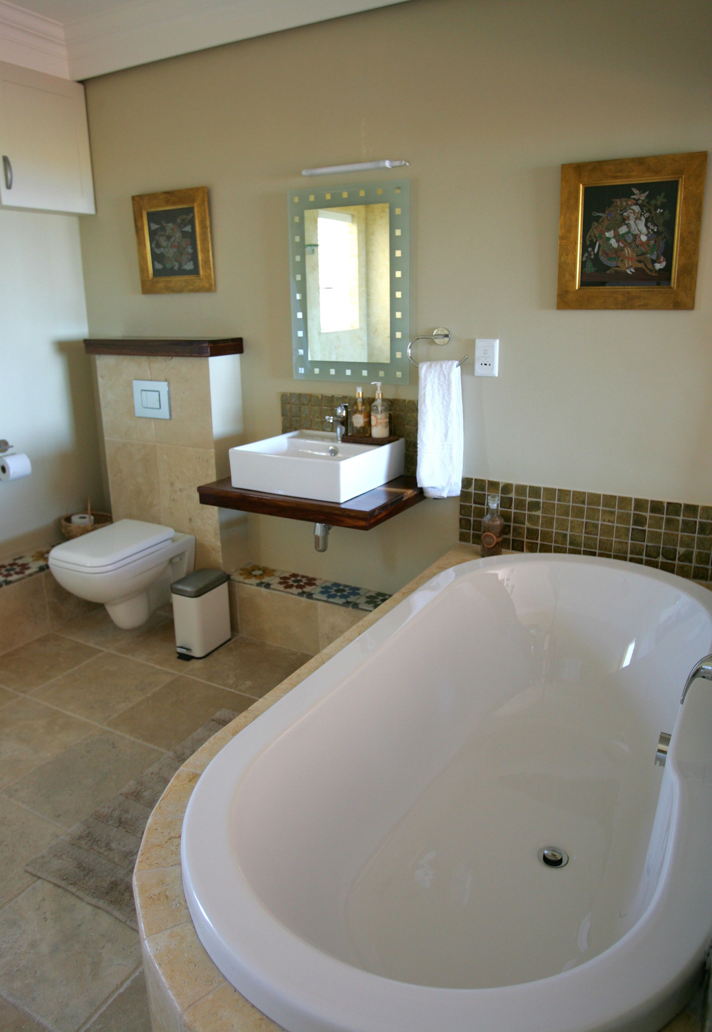 Une salle de bain avec des toilettes, un lavabo et une baignoire.
