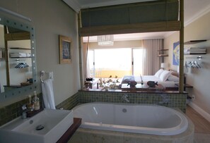 Suite Deluxe, 1 habitación, vistas al mar | Baño | Artículos de higiene personal gratuitos, secador de pelo y toallas