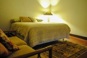 Egyptian cotton sheets, premium bedding, Tempur-Pedic beds, in-room safe - Nomad Hostel (Santa Cruz)