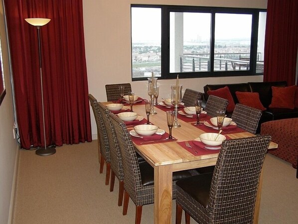 3 Bedroom Apartment 6 guests | In-room dining