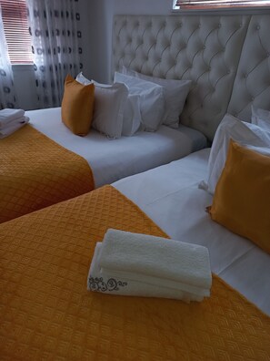In-room safe, blackout drapes, iron/ironing board, bed sheets - Turningpoint Bed & Breakfast (Cape Town)
