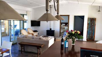 Surf Inn Beach House  | Living room | Flat-screen TV