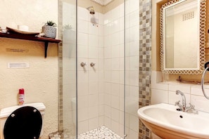 Familien-Ferienhaus | Badezimmer | Dusche, Handtücher
