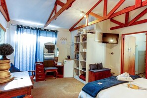 Honeymoon-Zimmer | Wohnbereich | 40-Zoll-Fernseher mit Satellitenempfang