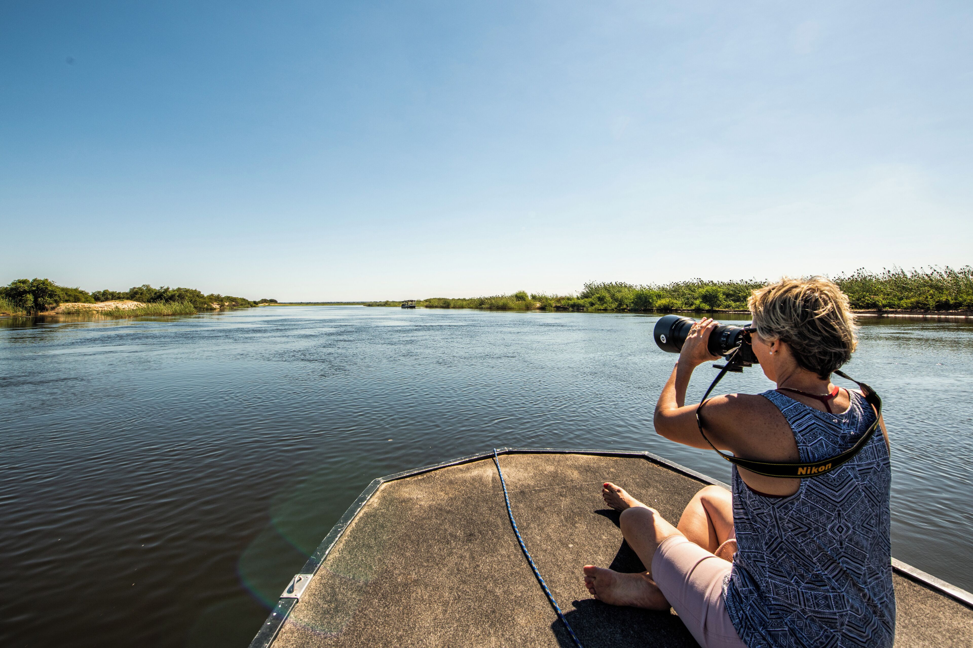 Una persona en un barco tomando una fotografía con una cámara.