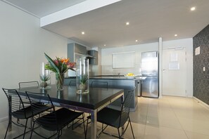 客室内のダイニングエリア