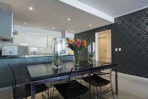 Full-size fridge, microwave, oven, stovetop - Flatrock 505 by CTHA (Cape Town)