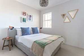 Apartamento conforto, 2 quartos | 2 quartos, cofres nos quartos, ferros/tábuas de passar roupa